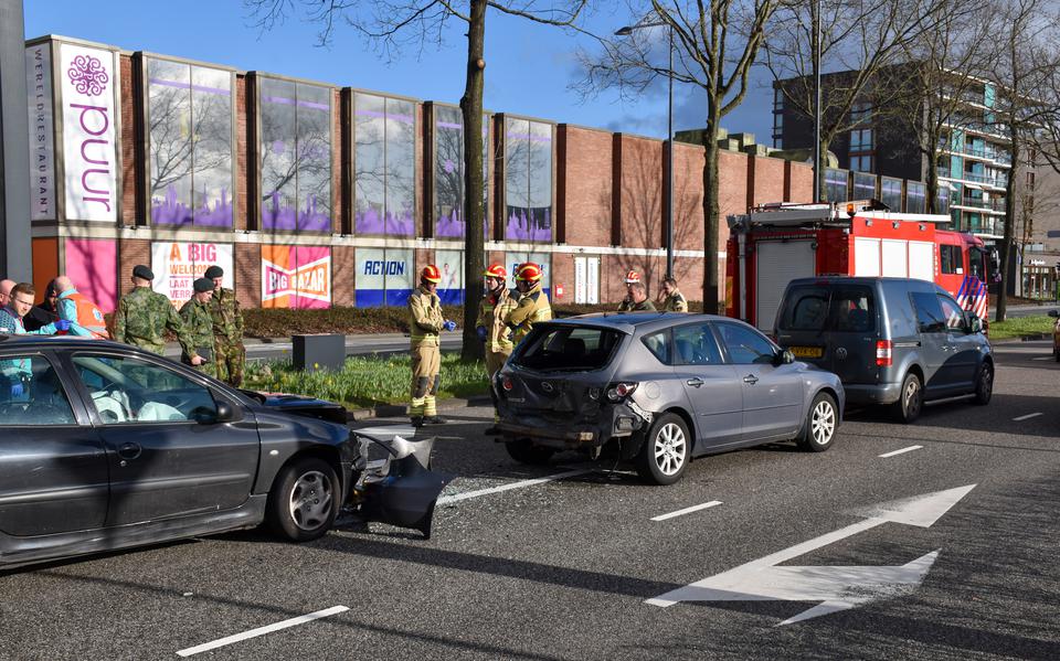 Kop-staartbotsing met drie auto's in Emmen.
