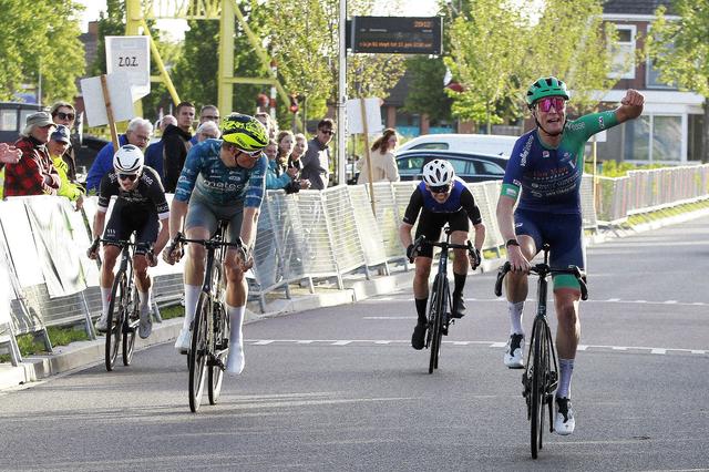 Omloop van Bedum trotseert noordelijke wielermalaise: winst voor Mathieu Hollaar, scheve toren voor 