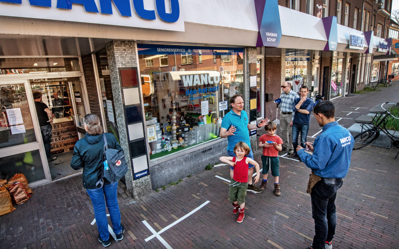 Bij doe-het-zelfzaak Wanco in Nijmegen wordt de 1,5 meter afstand al gehandhaafd. Foto: Bert Beelen