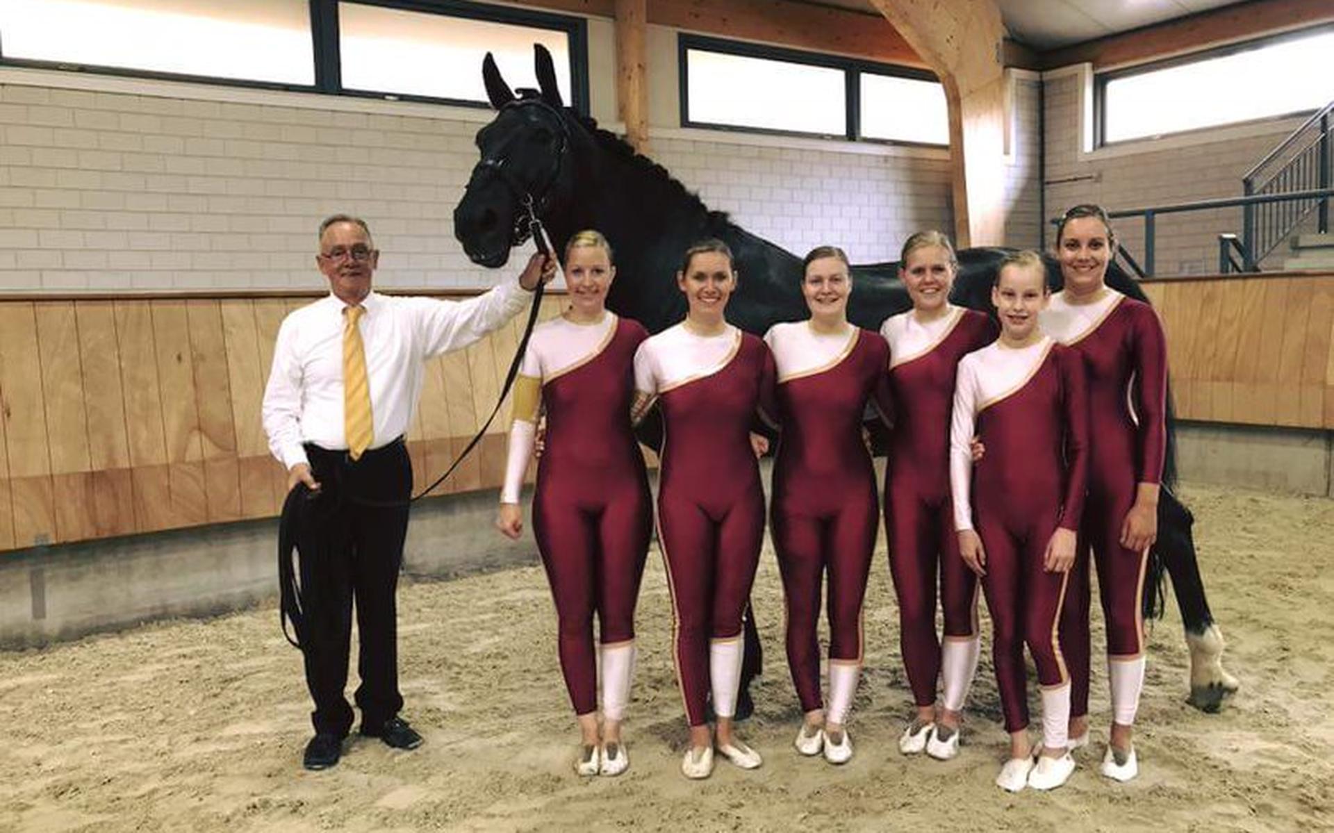 Jubileumshow 50-jarige Voltigevereniging de Eemsrakkers in manege Holwierde