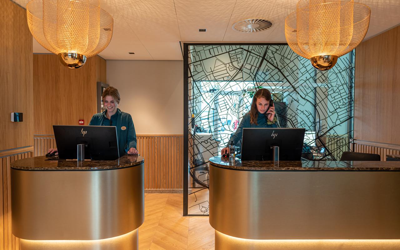 Receptionistes van The Market Hotel: Willeke (links) en Tess. Nog steeds zijn mensen op zoek naar een slaapplek in de week van 18 tot en met 26 juni. Maar Groningen is volgeboekt.