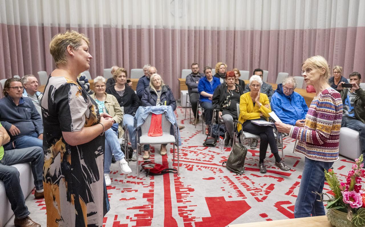 Wethouder Harmke Vlieg (links) krijgt de handtekeningen aangeboden door vrijwilligster Hermien Lenderink. Wethouder Harmke Vlieg (links) krijgt de handtekeningen aangeboden door vrijwilligster Hermien Lenderink.