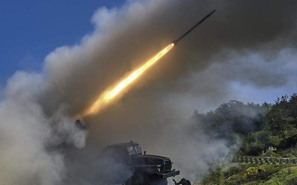 Oekraïense militairen vuren een zelfrijdend raketsysteem af op een Russische positie aan het front in de regio Donetsk. 