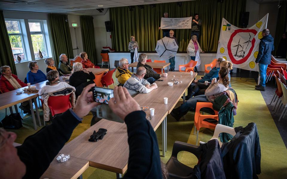Activisten in het dorpshuis van Hellum. 