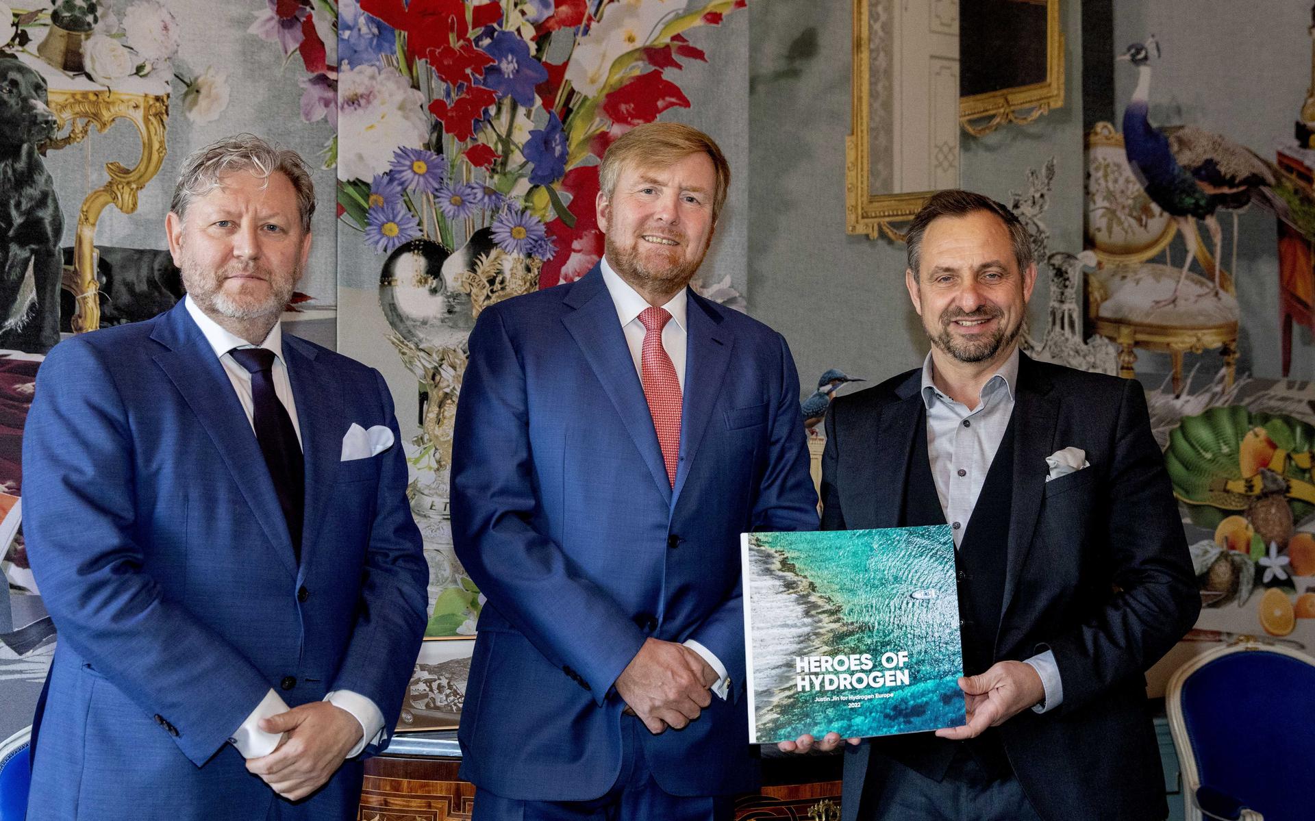  Patrick Cnubben (links) van de NEC overhandigde vorige week woensdag, voorafgaand aan de waterstofweek in Brussel, het boek 'Heroes of Hydrogen' aan koning Willem-Alexander. 