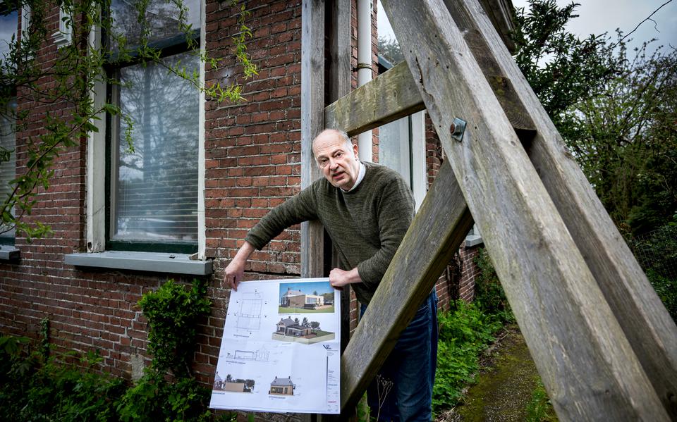 Laurens Mengerink uit Woltersum met de bouwplannen voor zijn nieuwe huis. 
