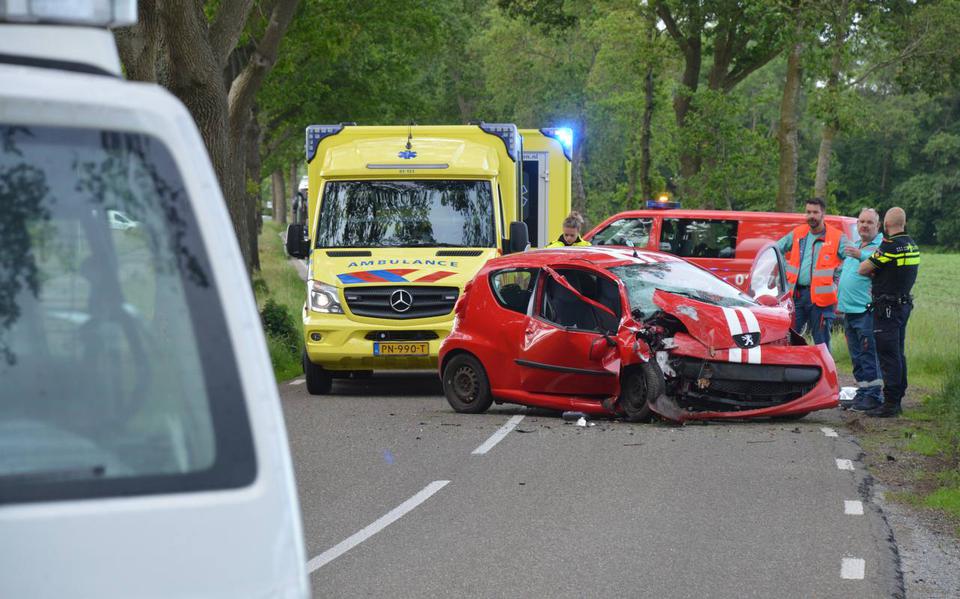 Auto total loss na botsing tegen boom op Sellingerstraat in Ter Apel. Bestuurder met spoed naar ziekenhuis.