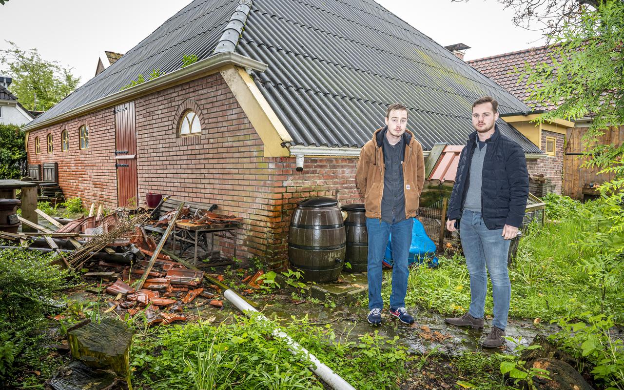Vincent en Jeremy Bernardus bij hun huis waar ze zijn opgegroeid maar wat nu door aardbevingsschade onbewoonbaar is. Vincent en Jeremy Bernardus bij hun huis waar ze zijn opgegroeid maar wat nu door aardbevingsschade onbewoonbaar is.