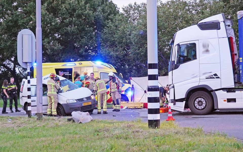 Een gewonde na botsing tussen busje en vrachtwagen op N862 tussen Emmen en Nieuw-Dordrecht. Een gewonde na botsing tussen busje en vrachtwagen op N862 tussen Emmen en Nieuw-Dordrecht.