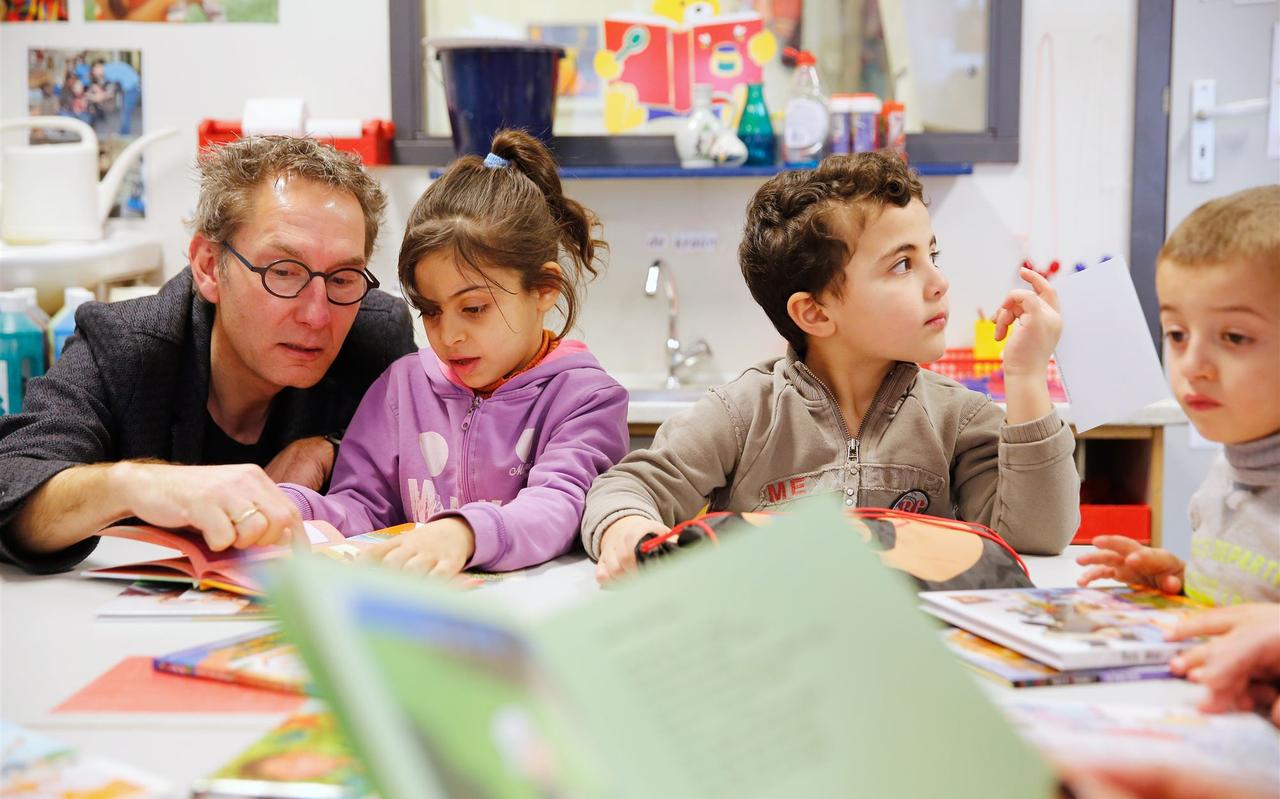 Een leraar geeft les aan een basisschoolklas. FOTO ANP/BAS CZERWINSKI Een leraar geeft les aan een basisschoolklas. FOTO ANP/BAS CZERWINSKI