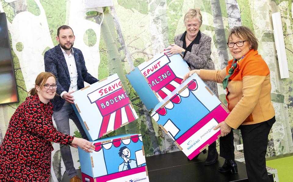 Margreet Bosman (Servicepunt Bodemdaling), wethouder René van der Weide van Emmen, Fien Heeringa van Hunze en Aa’s en Nettie Aarnink van Vechtstromen (vlnr) openden het servicepunt.