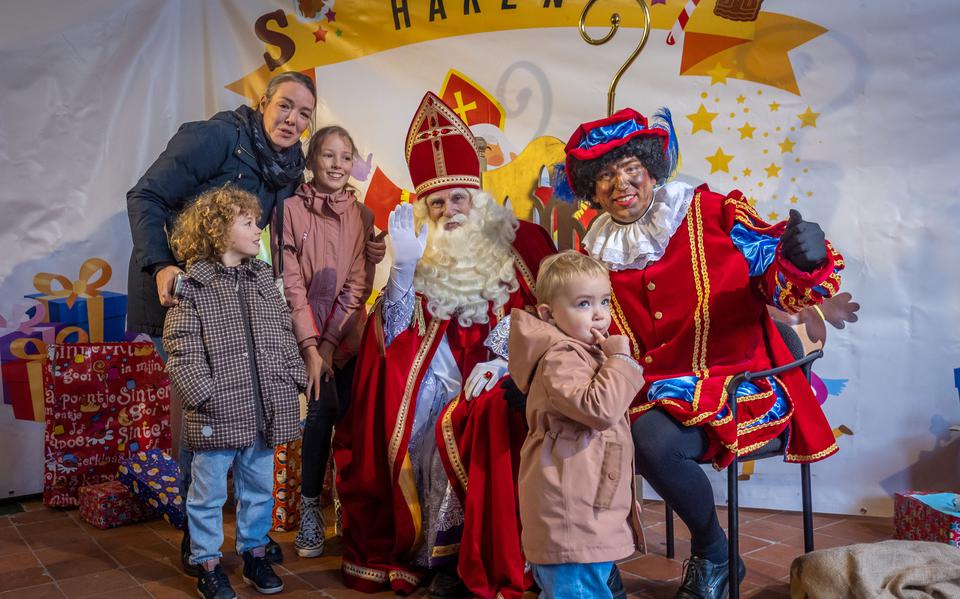 Sint ontving de kinderen in de dorpskerk in Haren. 