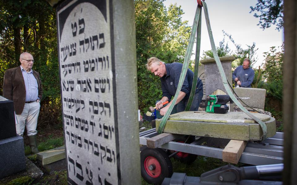 De Joodse begraafplaats in Oude Pekela werd een aantal jaren geleden opgeknapt.