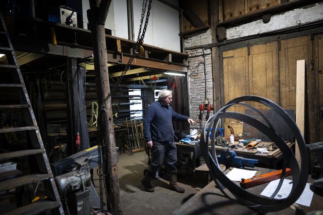 Van zonnewijzer tot windvaan: in de smidse van Ron Caspers (65) uit Warffum gloeit het verleden op
