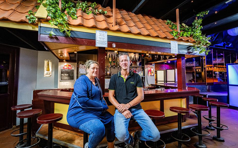 Gina en Eddy Rendering hebben hun Partycentrum in Vlagtwedde te koop staan. Ze werken hun hele leven in het pand. 
