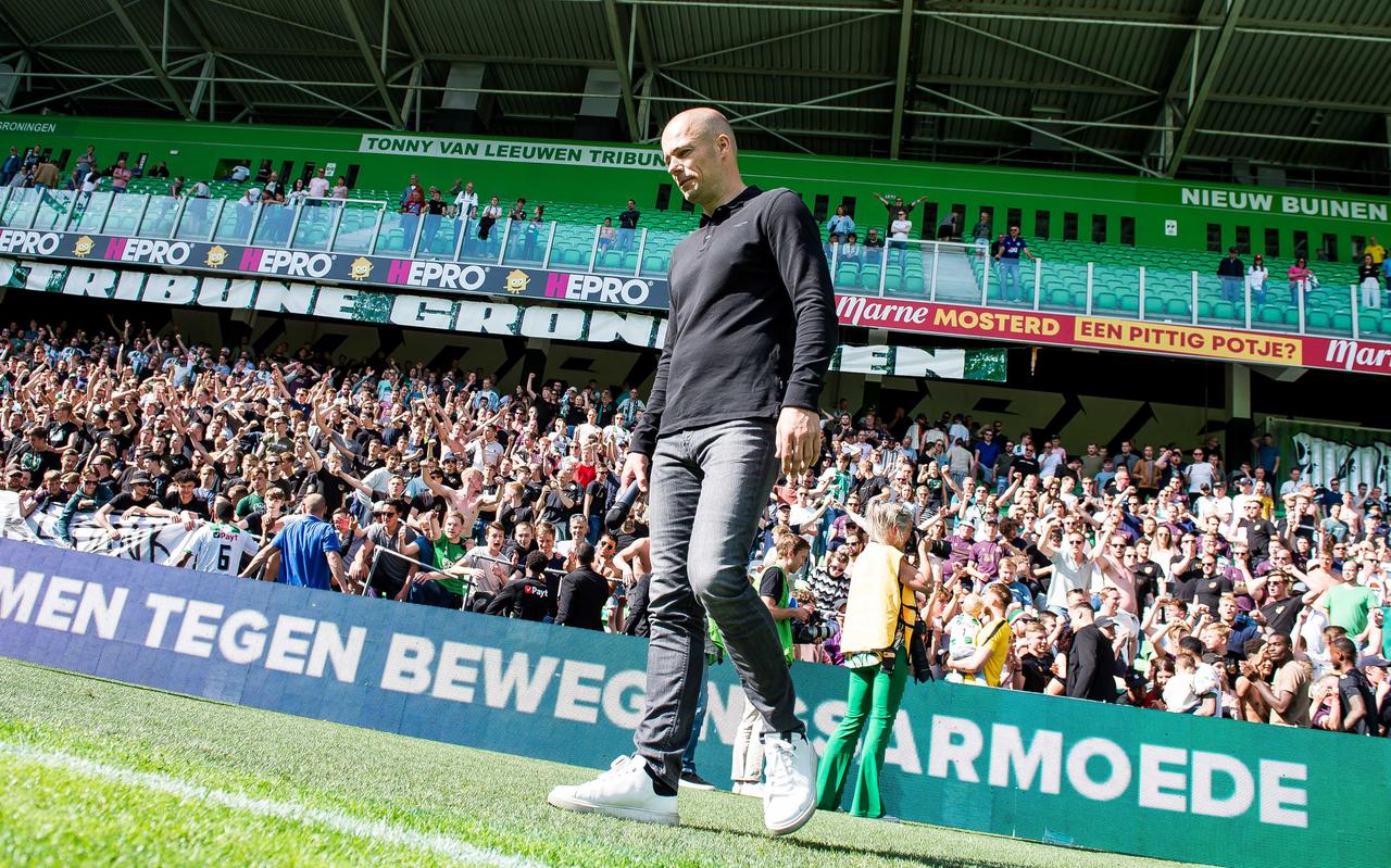 Danny Buijs neemt met zwaar gemoed afscheid van het FC Groningen-publiek. Danny Buijs neemt met zwaar gemoed afscheid van het FC Groningen-publiek.