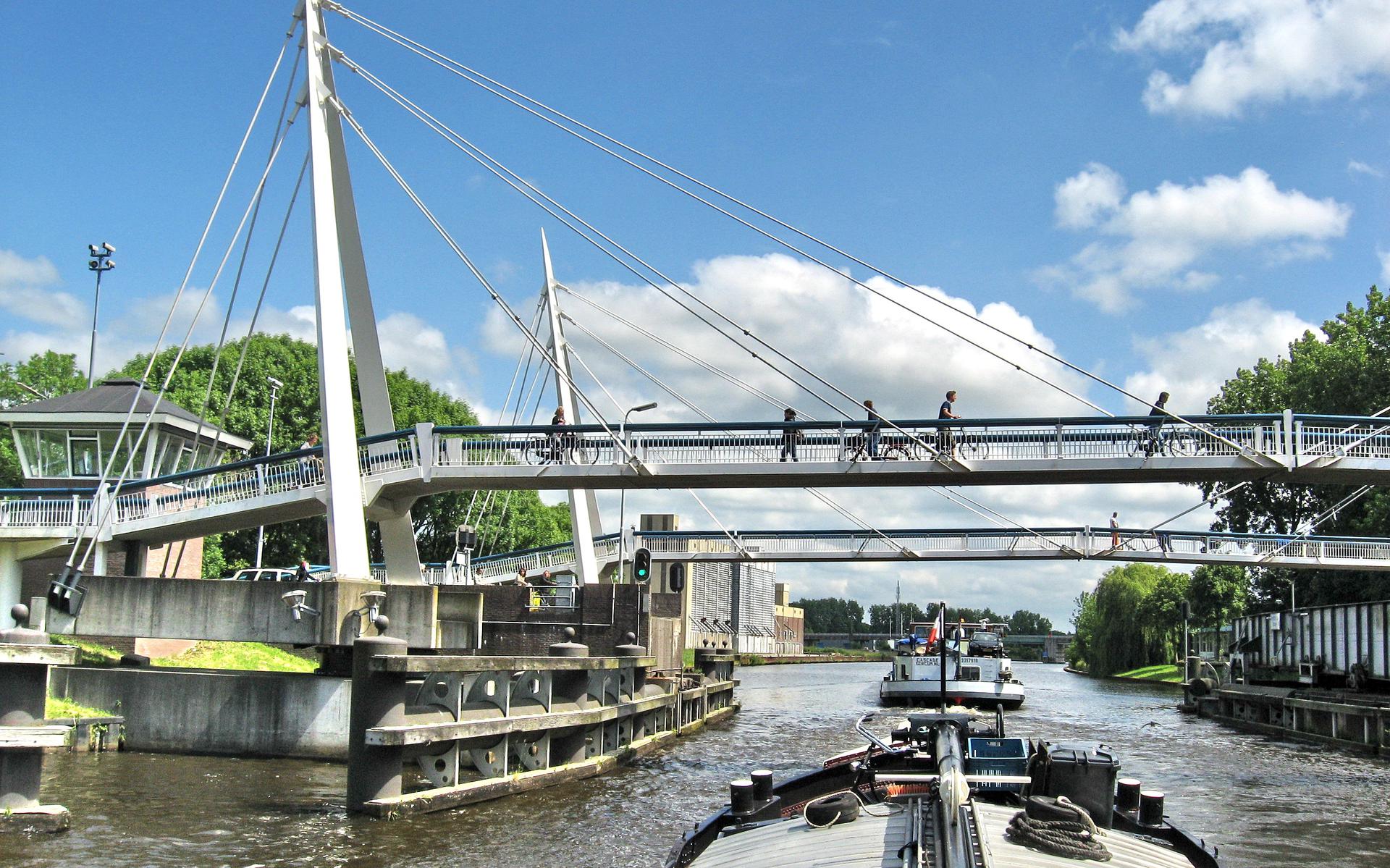 Zicht op de Gerrit Krolbrug in huidige staat, vanaf het water. 