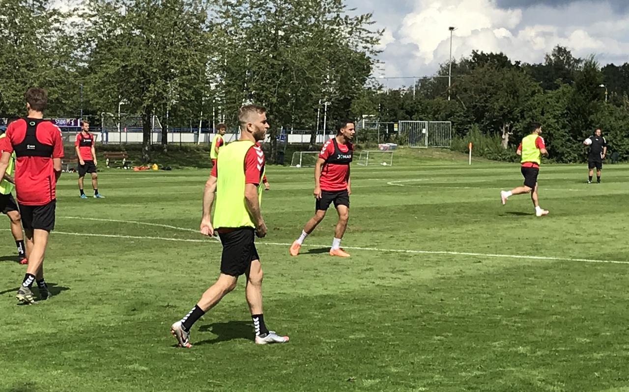 Michael de Leeuw (voorgrond) tijdens de training van FC Emmen in Delden.