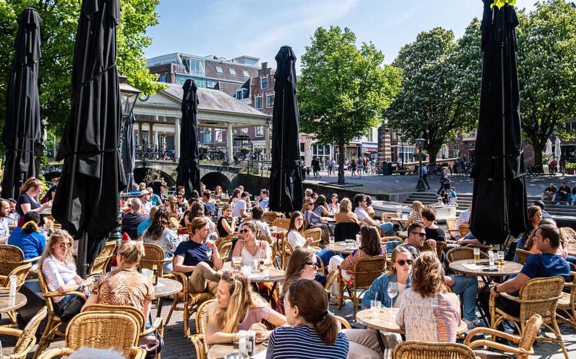 De aangename temperatuur zorgt voor veel activiteiten op en rondom het water, ook bijvoorbeeld hier in Leiden.