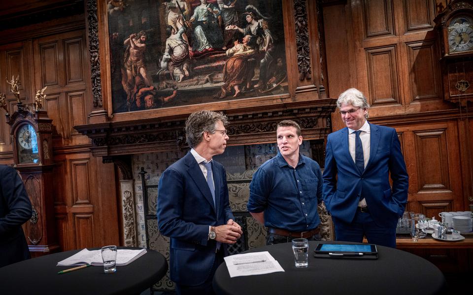 BBB-gedeputeerde Henk Emmens (rechts), hier met Groninger partijgenoot Gouke Moes in gesprek met formateur Ard van de Tuuk (links) bij de presentatie van het nieuwe college van gedeputeerde staten.   