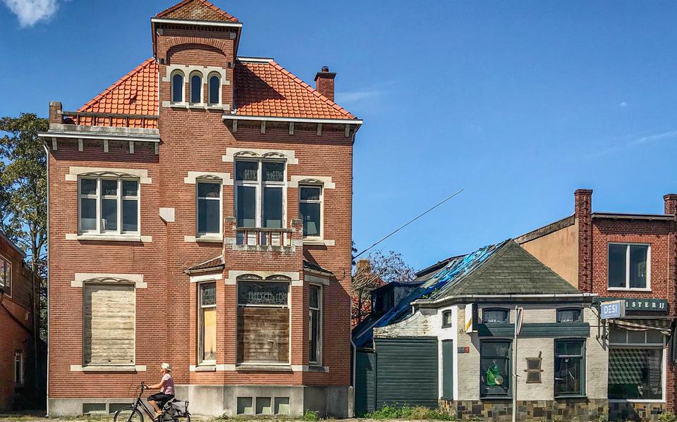 Het Beneden Oosterdiep in Veendam, met links het zogeheten pand Van Linge: een villa in verval uit 1901. 
