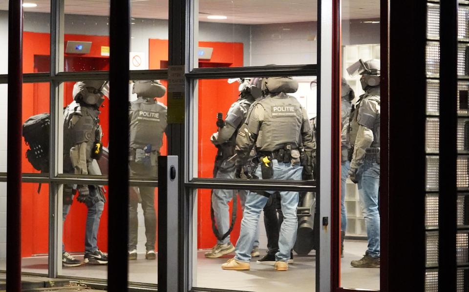 Arrestatieteam politie doet inval in flat in Assen.