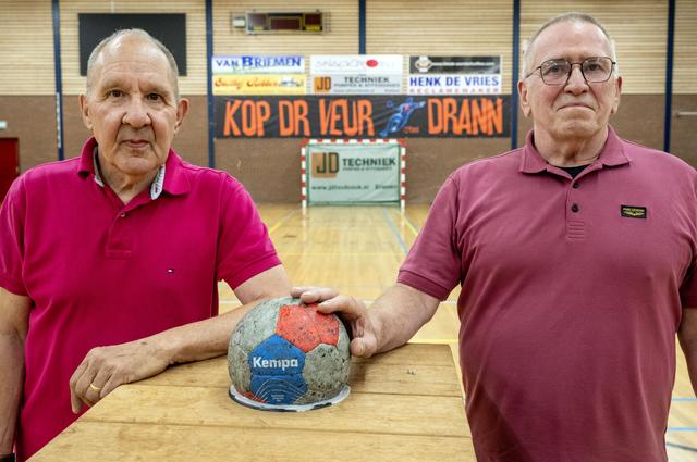 Penningmeester Kees en zijn partner Edward schenken 8000 euro aan Hurry Up in Zwartemeer. ‘We willen