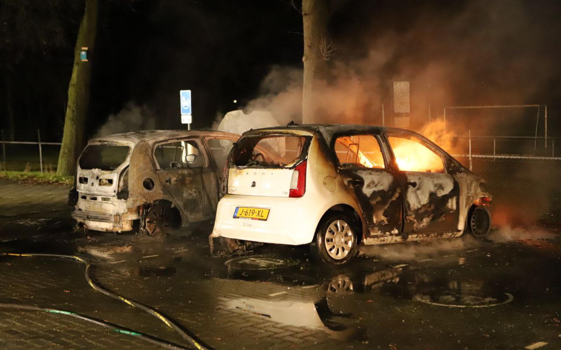 Twee elektrische auto’s zijn in de nacht van vrijdag op zaterdag uitgebrand bij een bedrijf aan de Julianastraat in Stadskanaal. 
