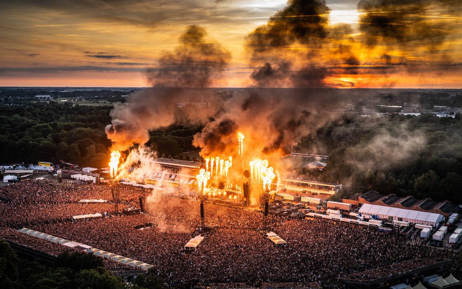 Sehen Sie sich die Fotos an: Rammstein bringt Groningen mit einer theatralischen und spektakulären Rockshow der Weltklasse in Brand