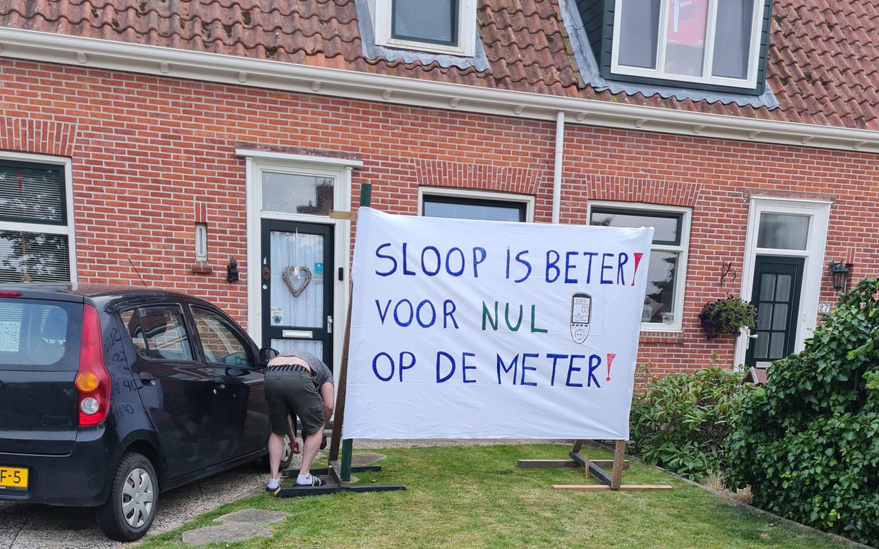 Bewoners van de Westerdraai-buurt in Appingedam voeren actie tegen versterking van hun oude huizen en vóór sloop en vervangende nieuwbouw.