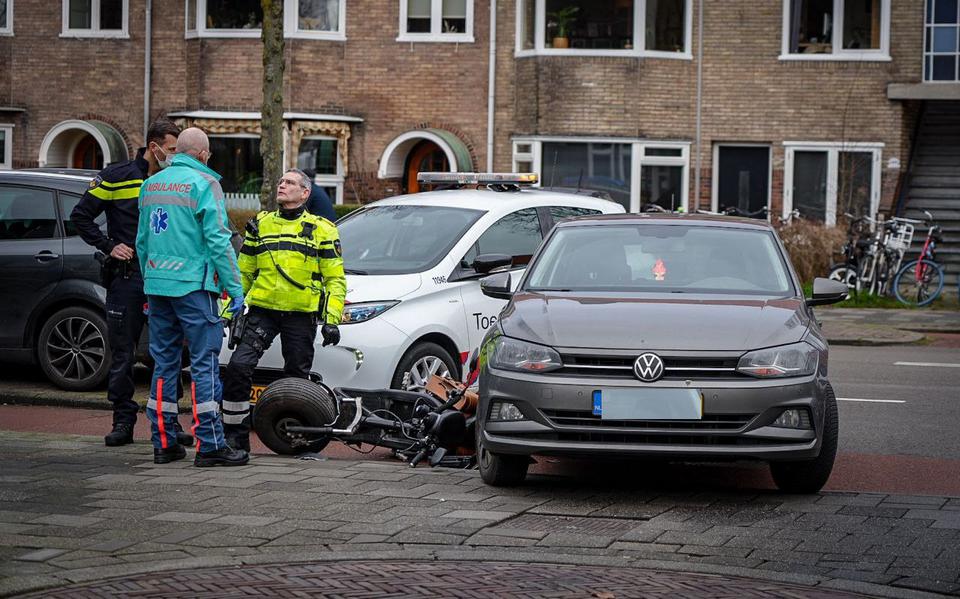 Scooterrijder gewond door aanrijding in Groningen.