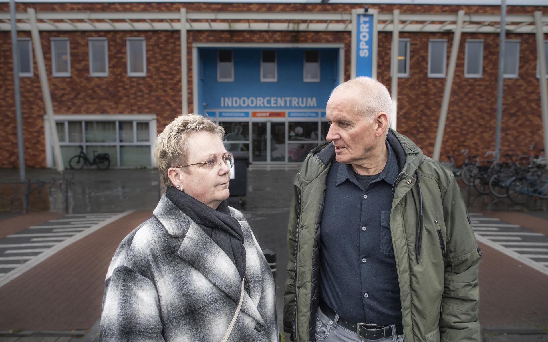 Bianca Klinkhamer (links) en Aeilt Hassing op de plek waar de eerste bedreiging plaatsvond, op de parkeerplaats van de Sorghvliethal in Veendam.