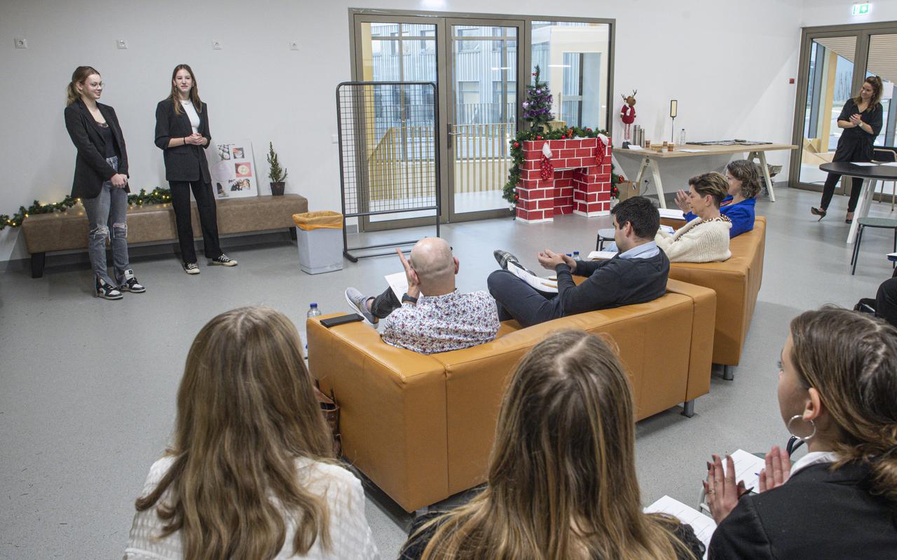 Leerlingen pitchen hun idee voor een bedrijf aan vier ondernemers tijdens de Dragons Den op de Eemsdelta Campus in Appingedam. Ze kunnen een startbedrag winnen en daarmee de eerste stappen zetten voor een eigen bedrijf. 