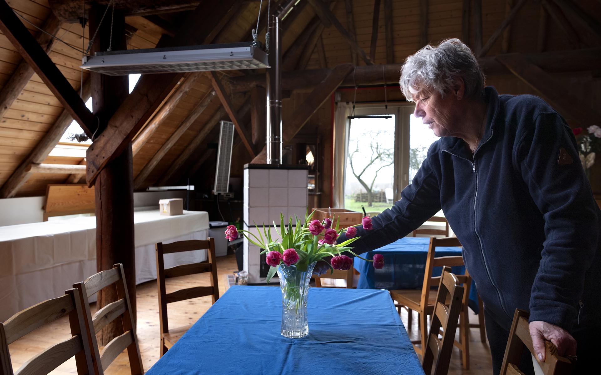 Eigenaar Ruth Harmsen kleedt het atelier nog even mooi aan, de ruimte waar de 'crew' vrijdag terecht kan.