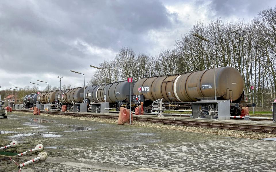 Op het overslagstation in Roodeschool wordt aardgascondensaat verladen. Het wordt met de trein naar onder meer het Botlekgebied bij Rotterdam gebracht om te worden verwerkt. 