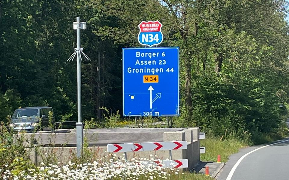 Je moet bijzondere capriolen uithalen om het bord Hunebed Highway nu nog te ontvreemden.