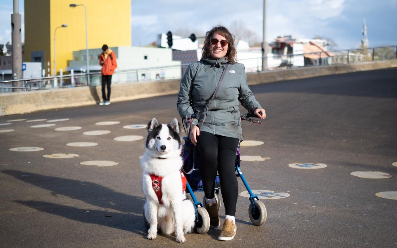 Ally en haar hond Mayen onderweg naar het station. Foto: Nienke Maat Ally en haar hond Mayen onderweg naar het station. Foto: Nienke Maat