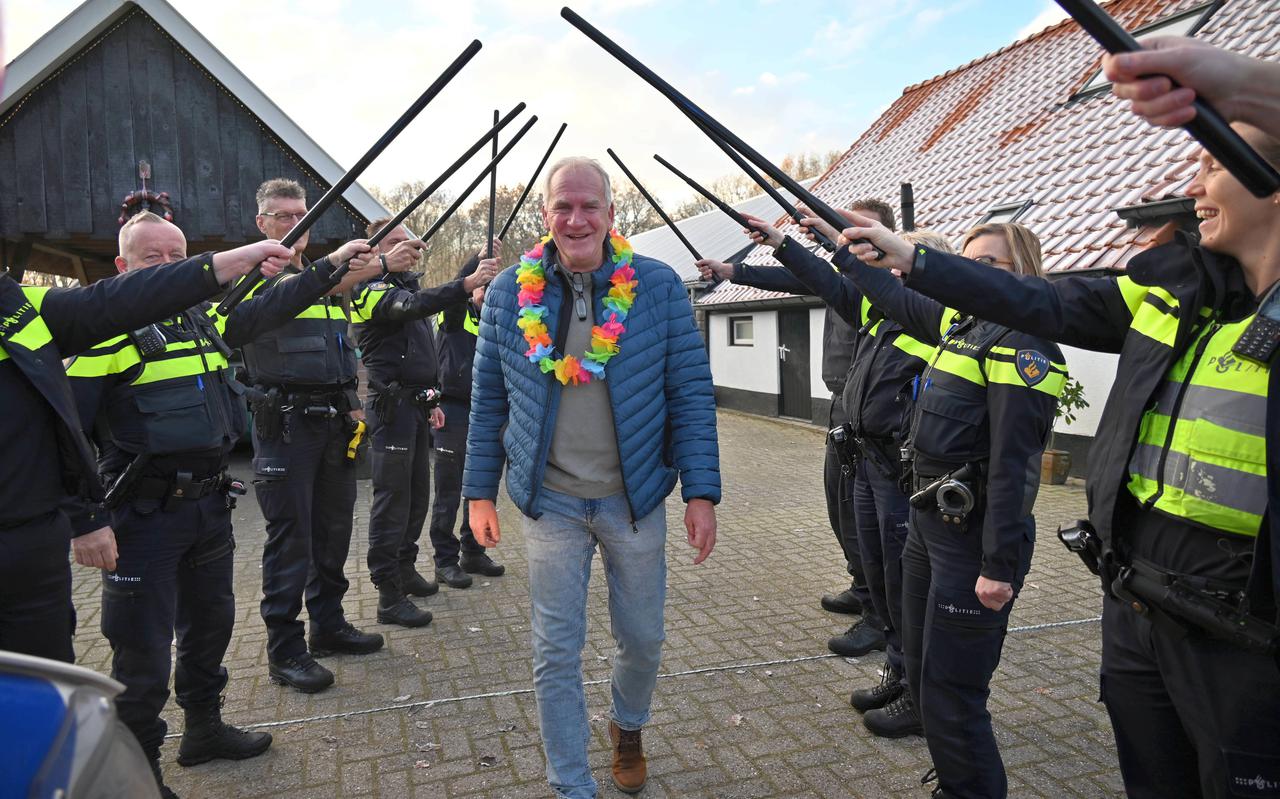 Jan Oosten verlaat zijn woning in Zuidwolde onder een erehaag van wapenstokken. Hij is na bijna 45 jaar gestopt met zijn politiewerk.