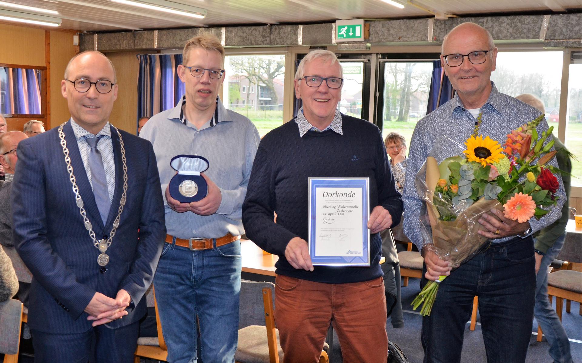 De erepenning wordt uitgereikt aan de bestuursleden van de Stichting Wielerpromotion Oostermoer.