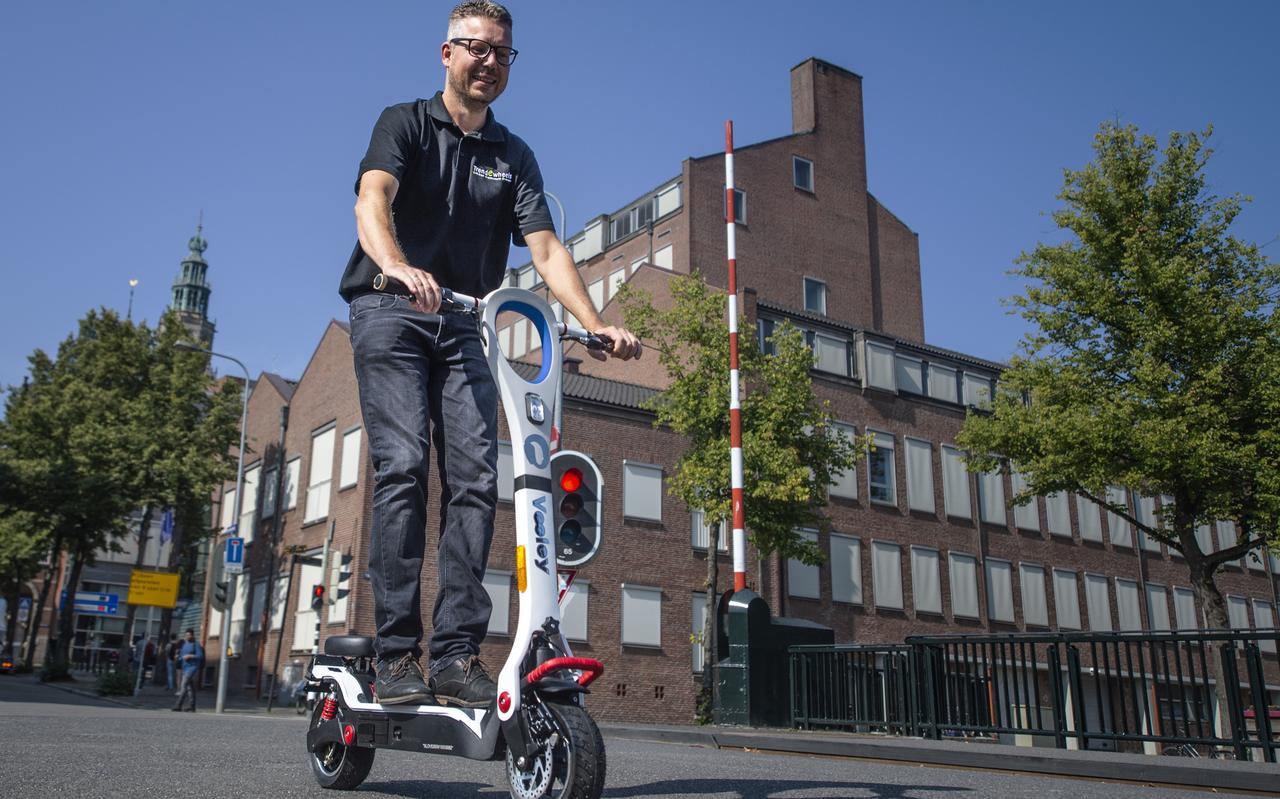 Eigenaar Arno Tijmens van tweewielerzaak TrendEWheels in Groningen op een e-step. Eigenaar Arno Tijmens van tweewielerzaak TrendEWheels in Groningen op een e-step.