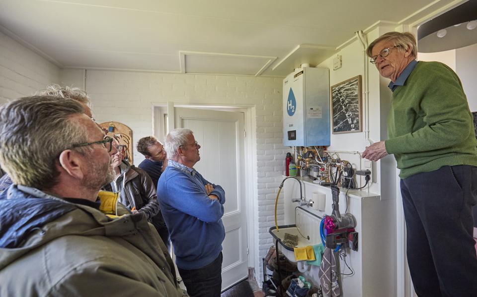 Een delegatie uit Hoogeveen neemt een kijkje in de woning van Hajo Kruijff (groene trui) die van gas is omgebouwd voor de toepassing van waterstof. In Hoogeveen krijgen een aantal woningen ook waterstof. 