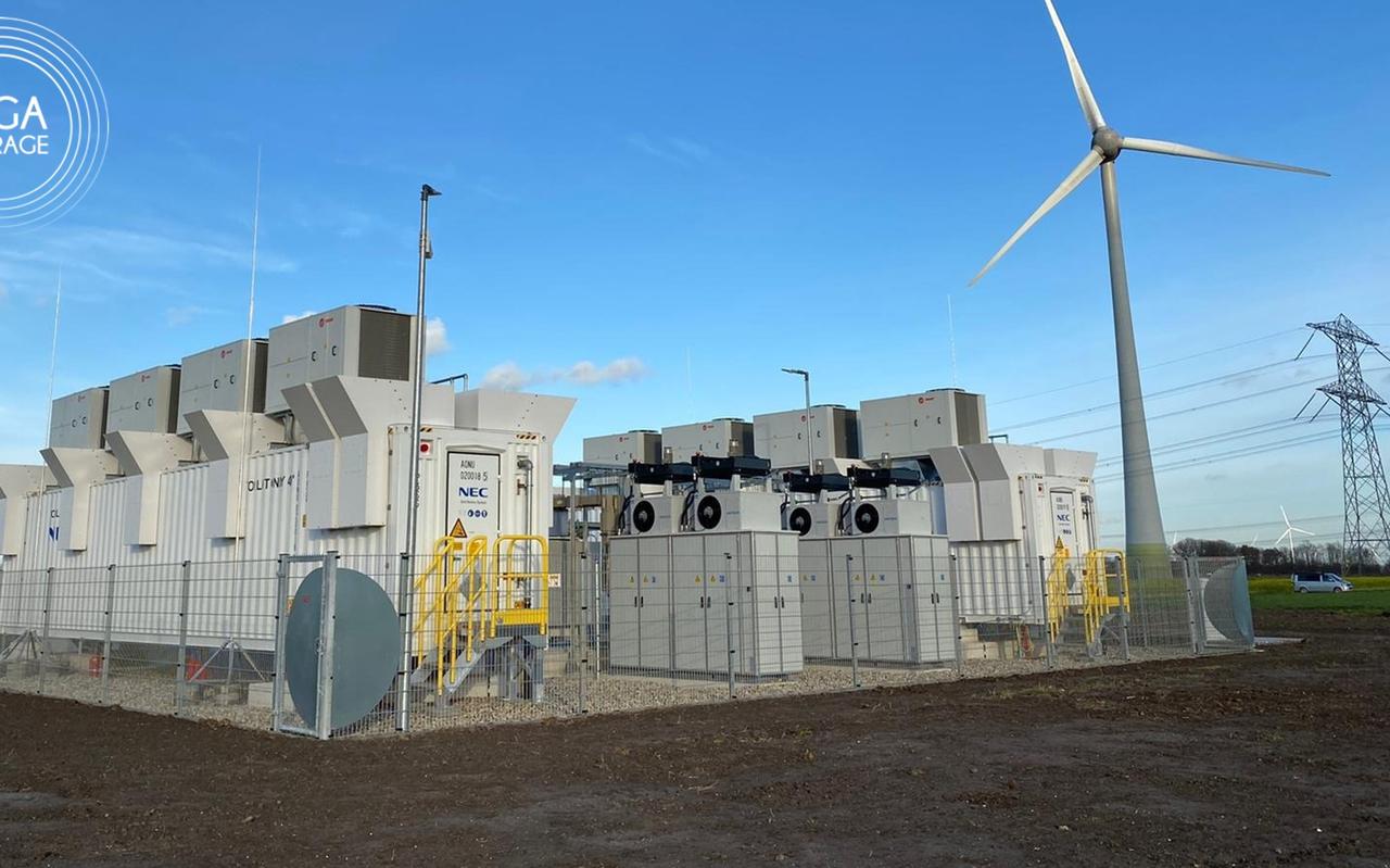 De Giga Rhino, de enorme opslagbatterij in Lelystad, is donderdag in gebruik genomen. De Giga Rhino, de enorme opslagbatterij in Lelystad, is donderdag in gebruik genomen.