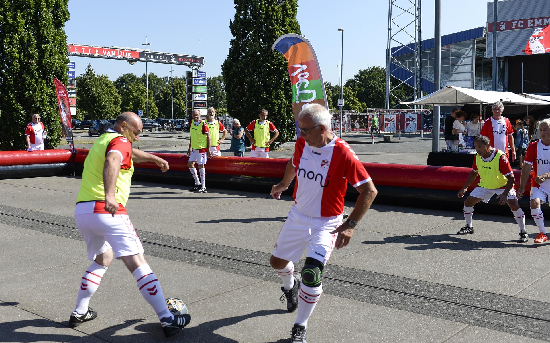 De Oldstars van FC Emmen trappen een balletje.