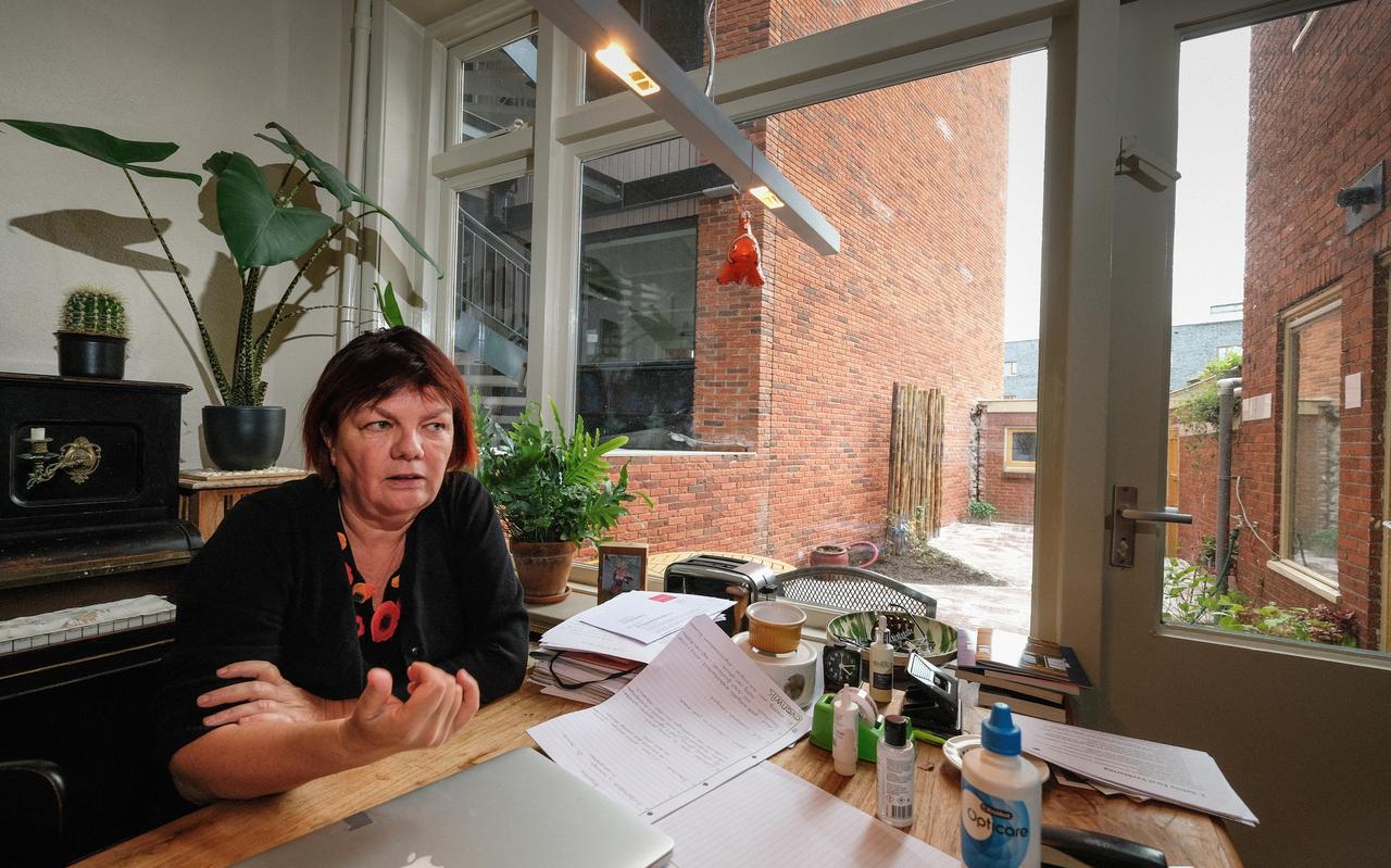 Elvira Krudde heeft een appartementencomplex naast haar tuintje gekregen. Tot vorig jaar stond daar een groene haag. Elvira Krudde heeft een appartementencomplex naast haar tuintje gekregen. Tot vorig jaar stond daar een groene haag.