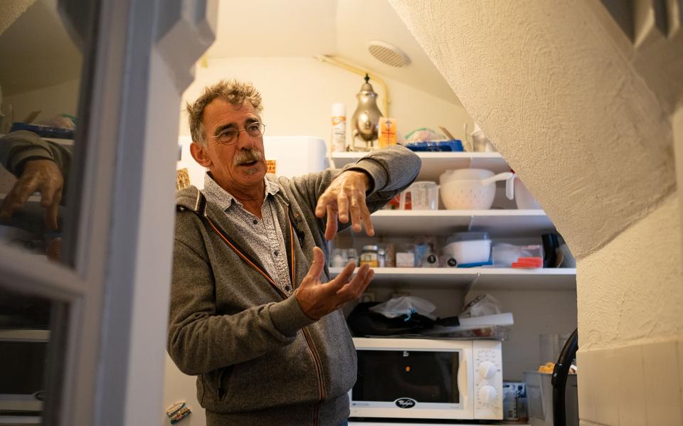Bioloog Jan Doevendans op zoek naar beesten bij Jan Westera thuis. Het rooster op de achtergrond is een typische plek voor zilvervisjes. Foto: Nienke Maat