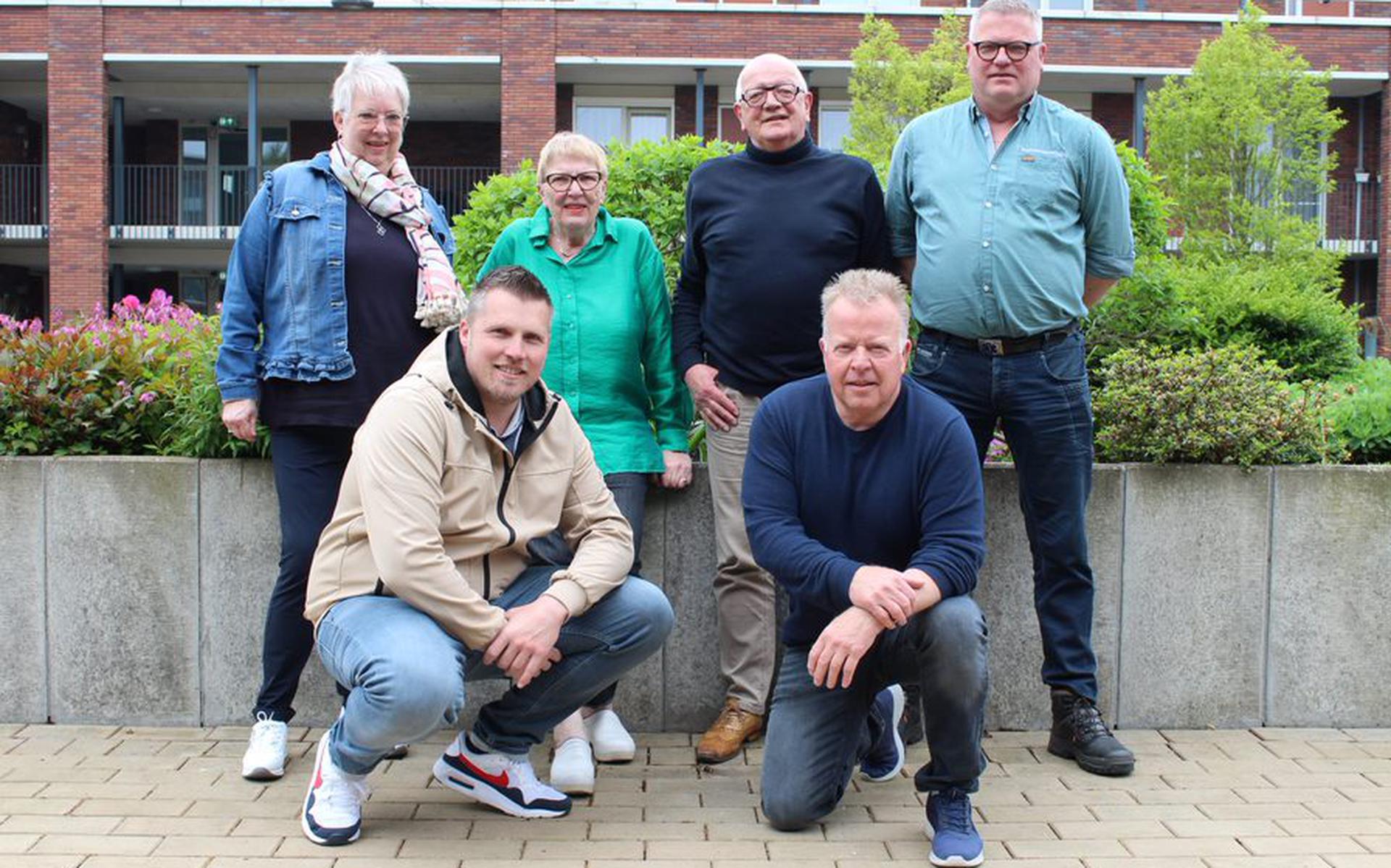 De reüniecommissie: staande van links naar rechts: Bea Jansema, Trijnie Kuipers, Bert Kuipers ,Harrie Boukema; voorgrond: Erwin Bos en Harrie Doedens. Eigen foto