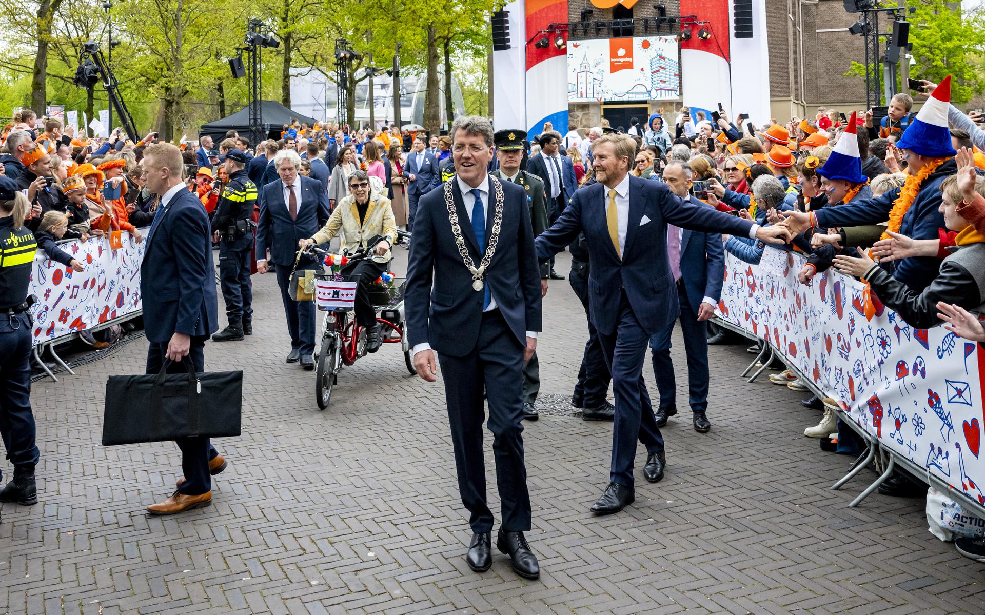 Waarom wist Eric van Oosterhout niks van Weiteveen, maar zei hij op dag van dubbele moord wel: we wa