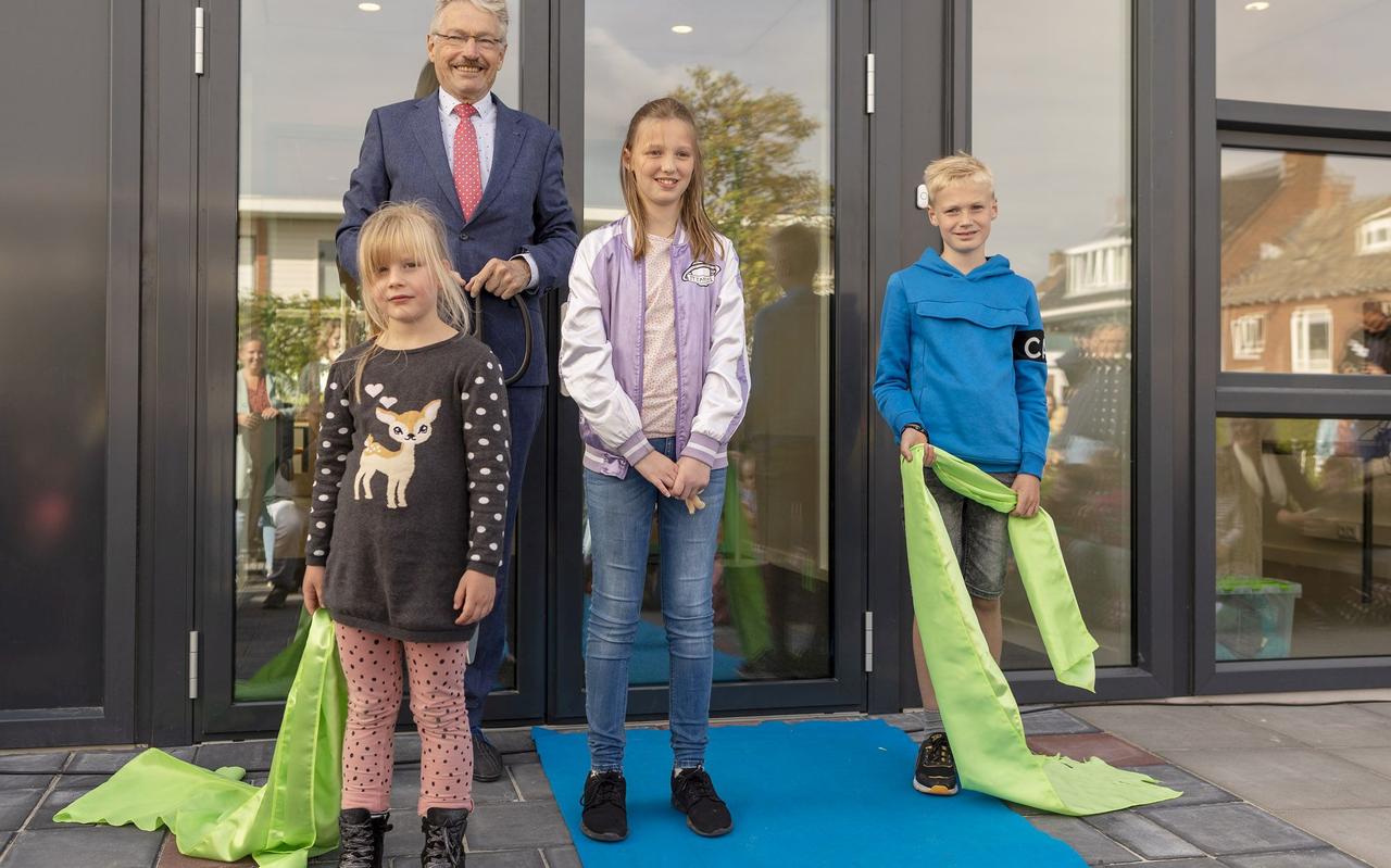 GBS Het Baken in Delfzijl is nderdeel van het Scholenprogramma, waarin 102 schoolgebouwen in het bevingsgebied worden aangepakt. Het nieuwe pand is duurzaam, gasloos en aardbevingsbestendig. Wethouder Jan Menninga deed de openingshandeling. GBS Het Baken in Delfzijl is nderdeel van het Scholenprogramma, waarin 102 schoolgebouwen in het bevingsgebied worden aangepakt. Het nieuwe pand is duurzaam, gasloos en aardbevingsbestendig. Wethouder Jan Menninga deed de openingshandeling.