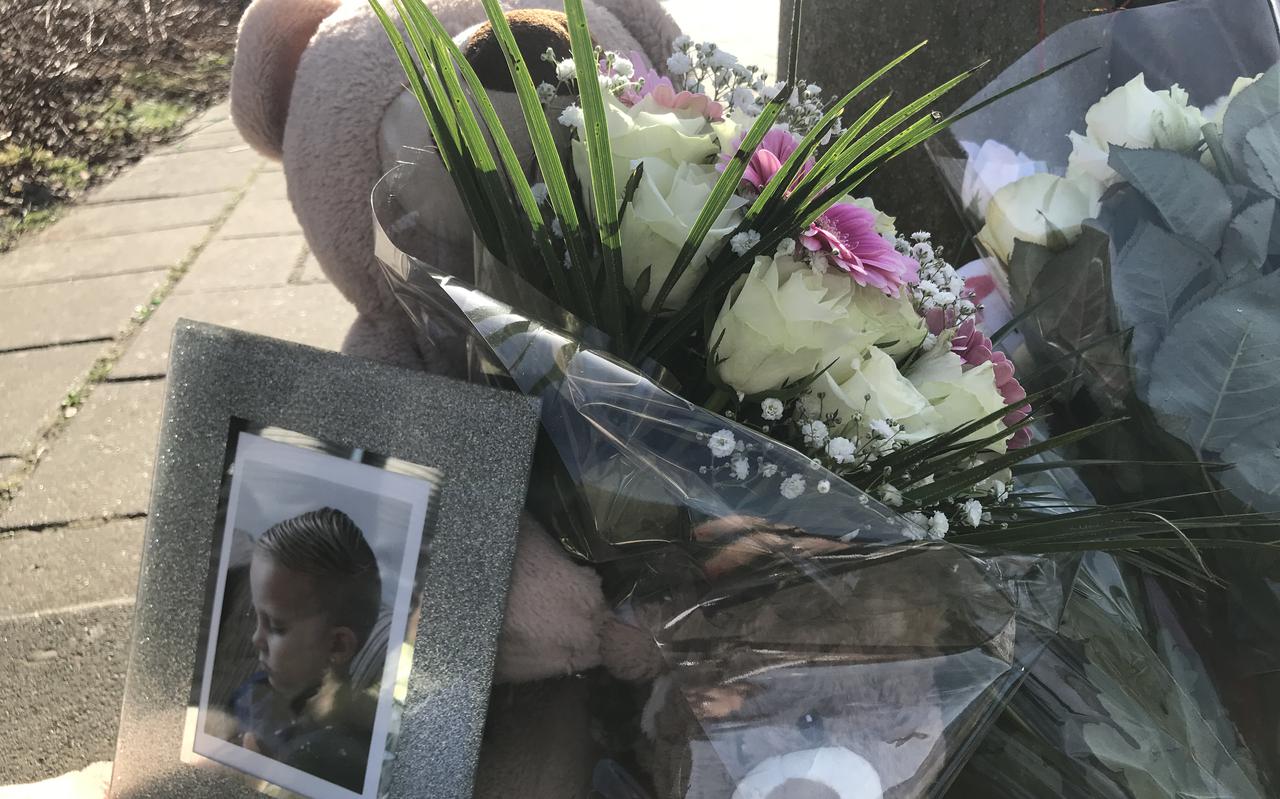 Een beer, bloemen en een foto van Jay voor zijn overleden broertje.