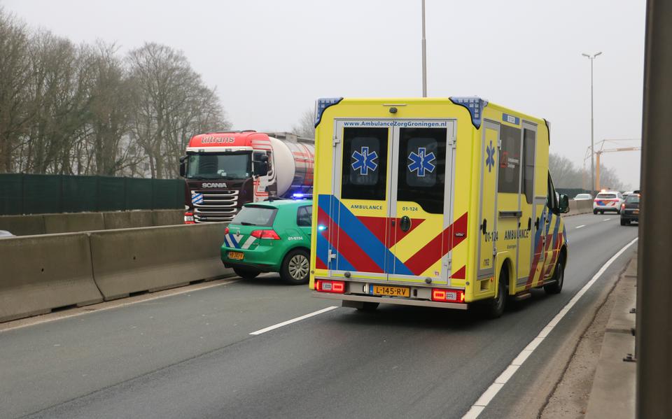 Lange file op N7 tussen knooppunt Euvelgunne en Julianaplein in Groningen door ongeluk, een rijstrook afgesloten voor verkeer.